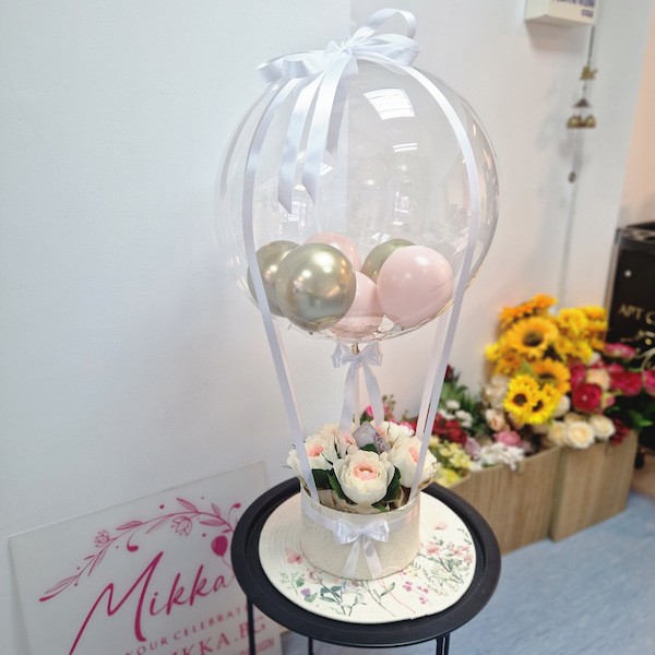 Букет в кутия с бели божури и балон